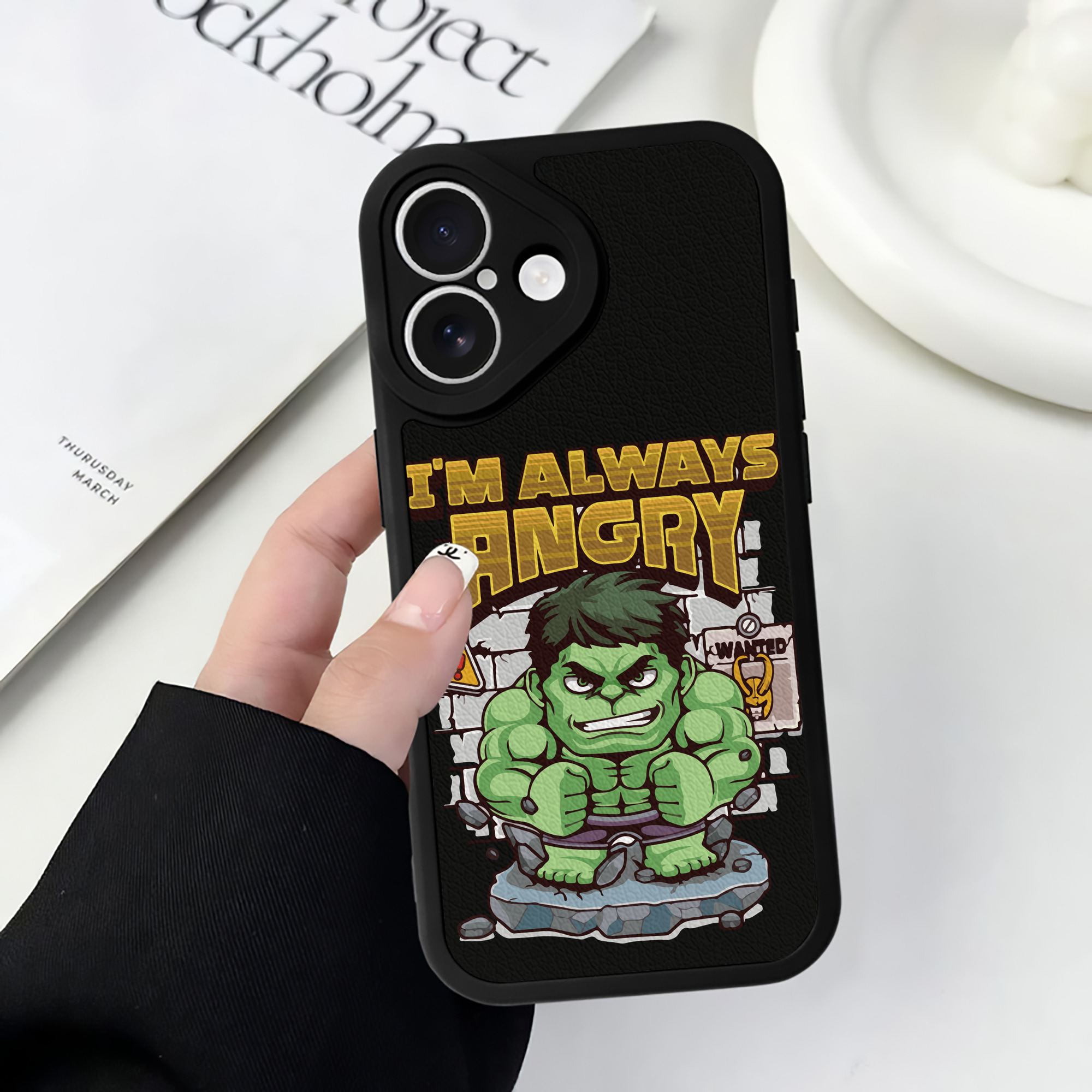 （画像用） アベンジャーズ The Avengers 【iPhone 16シリーズ対応】シリコンスマホケース（レザー調） 材質：シリコン